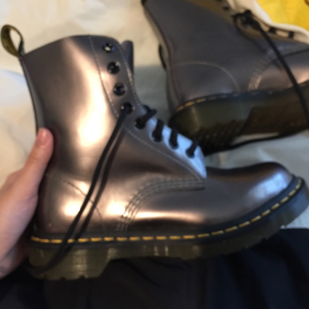 DR MARTENS PASCAL BOOT IN PEWTER
